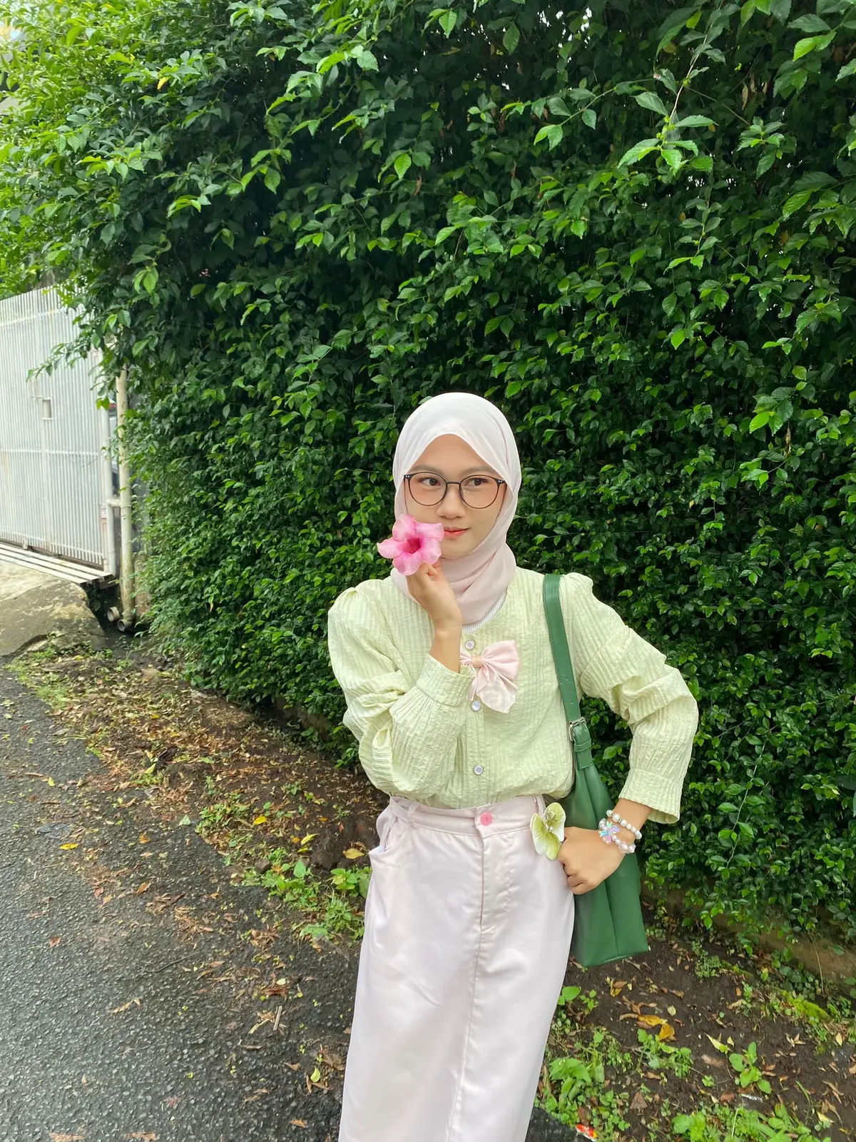 After the rain, comes a softer version of me 🧸🌦️ Udara dingin, aroma tanah basah, dan jalanan yang masih mengilap semua terasa damai setelah hujan. Outfit pastel ini jadi pelengkap momen sejuk kayak gini: simple, adem, dan penuh kesan manis. Bukan cuma tentang warna, tapi tentang feeling yang dibawa. Soft look after the rain hits different. #AfterRainLook #OOTD #CalmStyle #RainyDayAesthetic