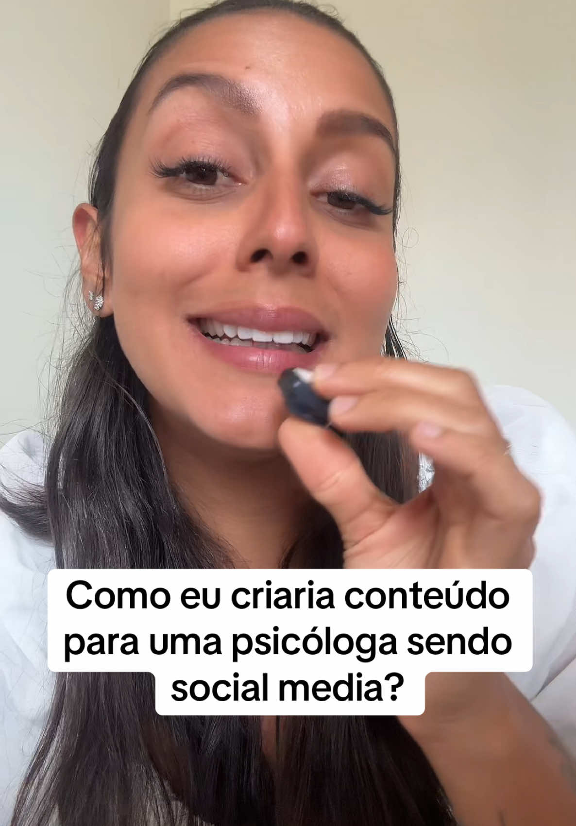 Se você quer produzir conteúdos como social media que gerem resultados, você precisa parar de ser genérica e ser específica.  Por isso, toda semana eu dou uma aula gratuita sobre social media, estratégia e criação de conteúdo, e se você quiser participar, comenta aqui que eu te mando o link 👇🏼 #socialmedia #socialmediamarketing #criacaodeconteudo #psicologa 
