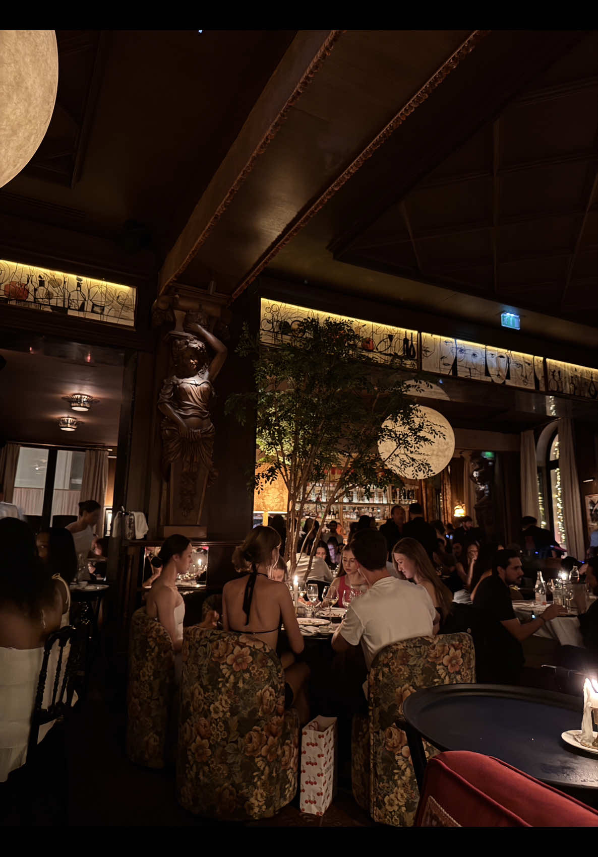 Festive dinner in Paris ✨🍸 #paris #festive #victoria #parisianvibes #datenight #girlsnight #luxury #wheretoeatinparis #coco #fyp 