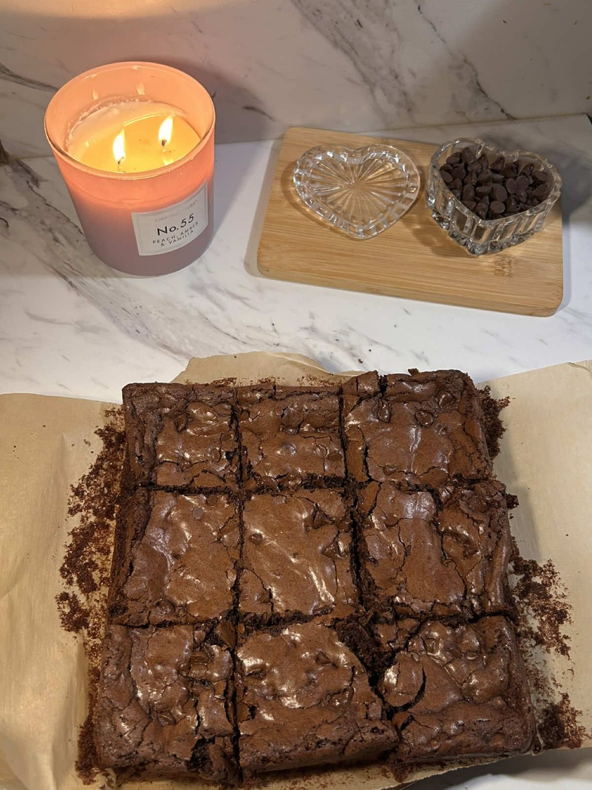 chocolate fudge brownies🤎   recipe :   1/2 cup brown butter (113g) 1/2 cup brown sugar (100g) 1/2 cup granulated sugar (100g) 2 eggs 1 tsp vanilla (5ml) 1/2 cup flour (60g) 1/2 cup cocoa powder (40g) 1/4 tsp salt (1.5g) 1/4 tsp baking soda (1.25g) &  chocolate chips    bake at 350•F for 25-30 minutes(or until a toothpick comes out clean)   #fudge #brownies #baking #Recipe 