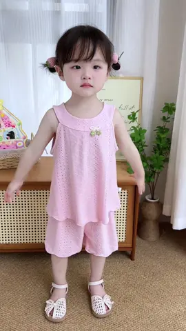 bộ nào cũng xinh luôn ý 🥰#xuhuong #xuhuongtiktok #embedangyeu #vayxinhchobe #macdepmoingay #cuahangmedua 