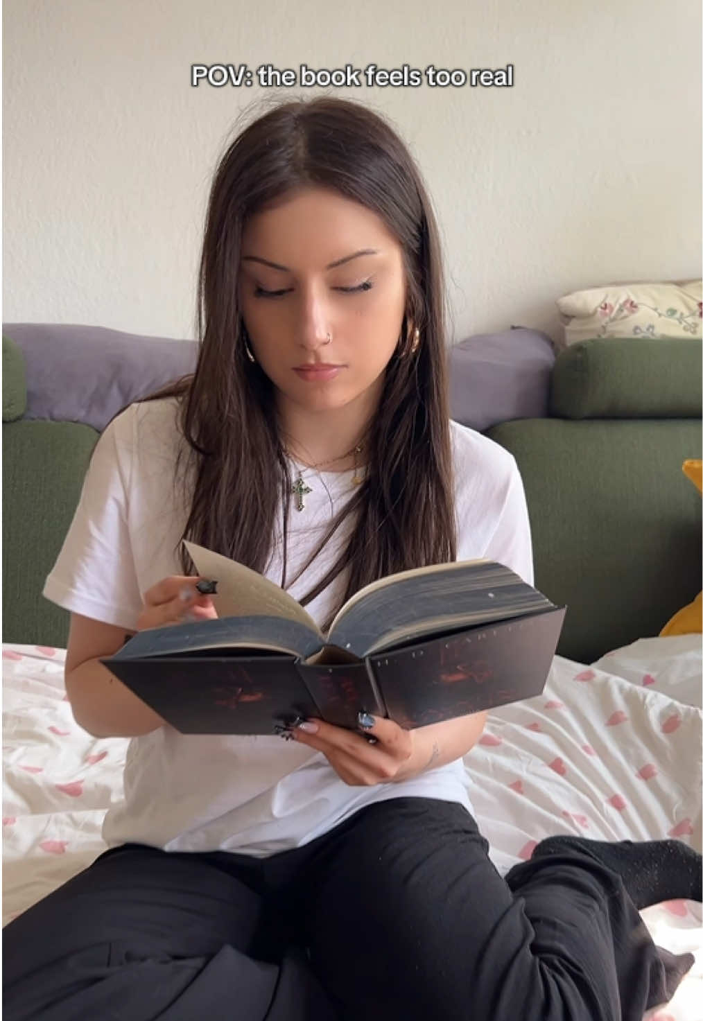 Don’t Fall asleep while reading 👀 #ourbookuniverse #BookTok #darkromancebooks #booktokgermany #hauntingadeline #zademeadows 