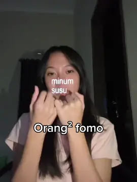 Gang sign adalah simbol atau gerakan tangan yang digunakan oleh kelompok atau geng tertentu untuk mengidentifikasi diri mereka atau menunjukkan afiliasi mereka. Ini bisa berupa gerakan tangan, posisi jari, atau simbol tertentu yang memiliki makna khusus dalam konteks geng tersebut. Gang sign sering digunakan dalam konteks geng jalanan atau kelompok sosial tertentu, So stop bilang kalo gang sign itu gk bahaya #fyp  #fakta 