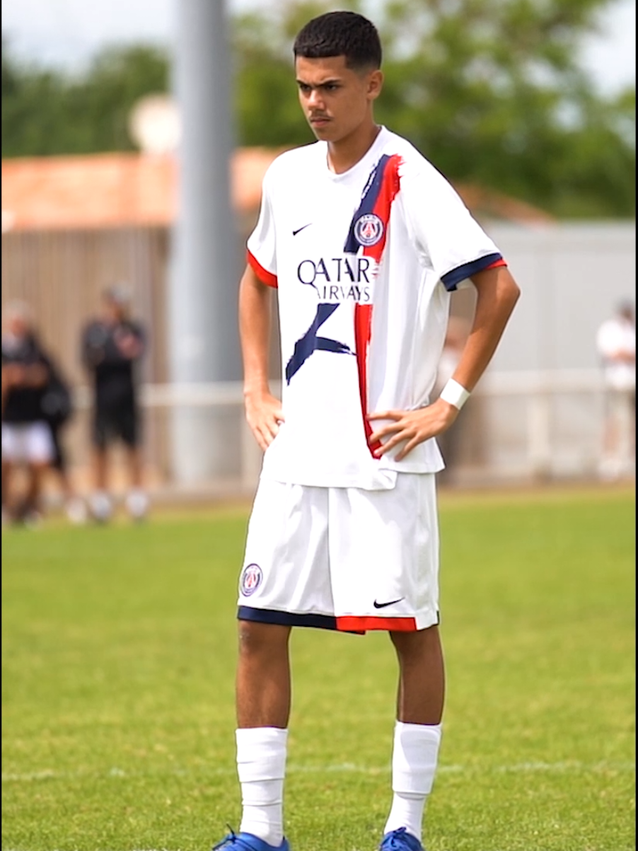 La panenka de @Leon Debbouze 😱 pour le PSG au Tournoi International U17 de Brétignolles ! 🏆 #footballtiktok #footballedits #footballskills #footballedit #edits #skills #psg #paris 