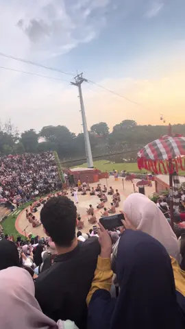 Antri kecak udh dari jam 3, next dari jam 1 kali yaa biar dapet tempat duduk🤧 #fyppppppppppppppppppppppp #tamanminiindonesiaindah #tarikecak #tmii #tmiijakarta 