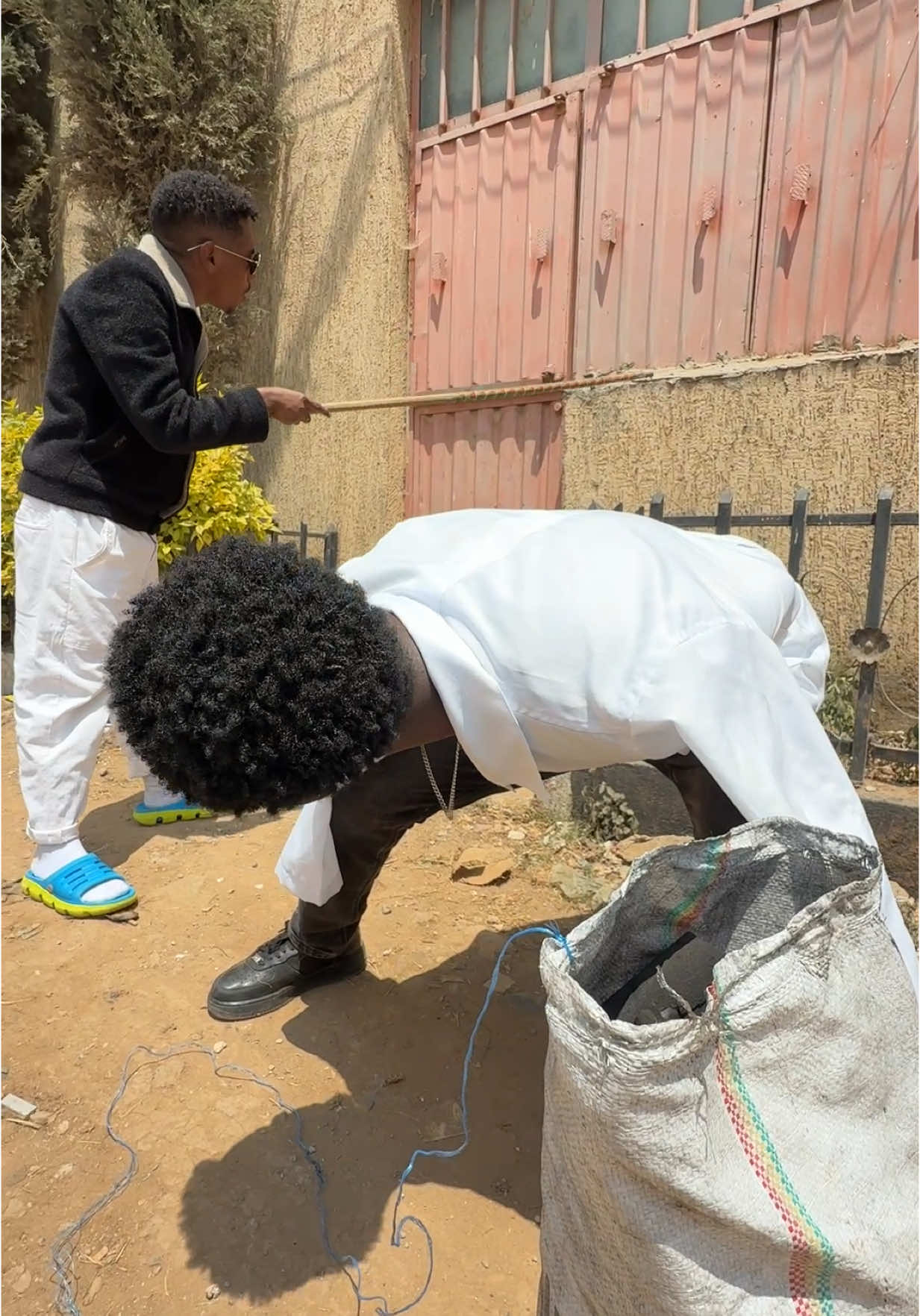 Btw እኔ በ ጥርሴ እሱ በአንድ እጁ አድርሰነዋል  #habesh #habeshatiktokp #የእናንተገፅ #viral #fyp @ታኩር 