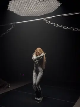 LOOK THIS BODY OMG #LISA #LALISA #LLOUD 