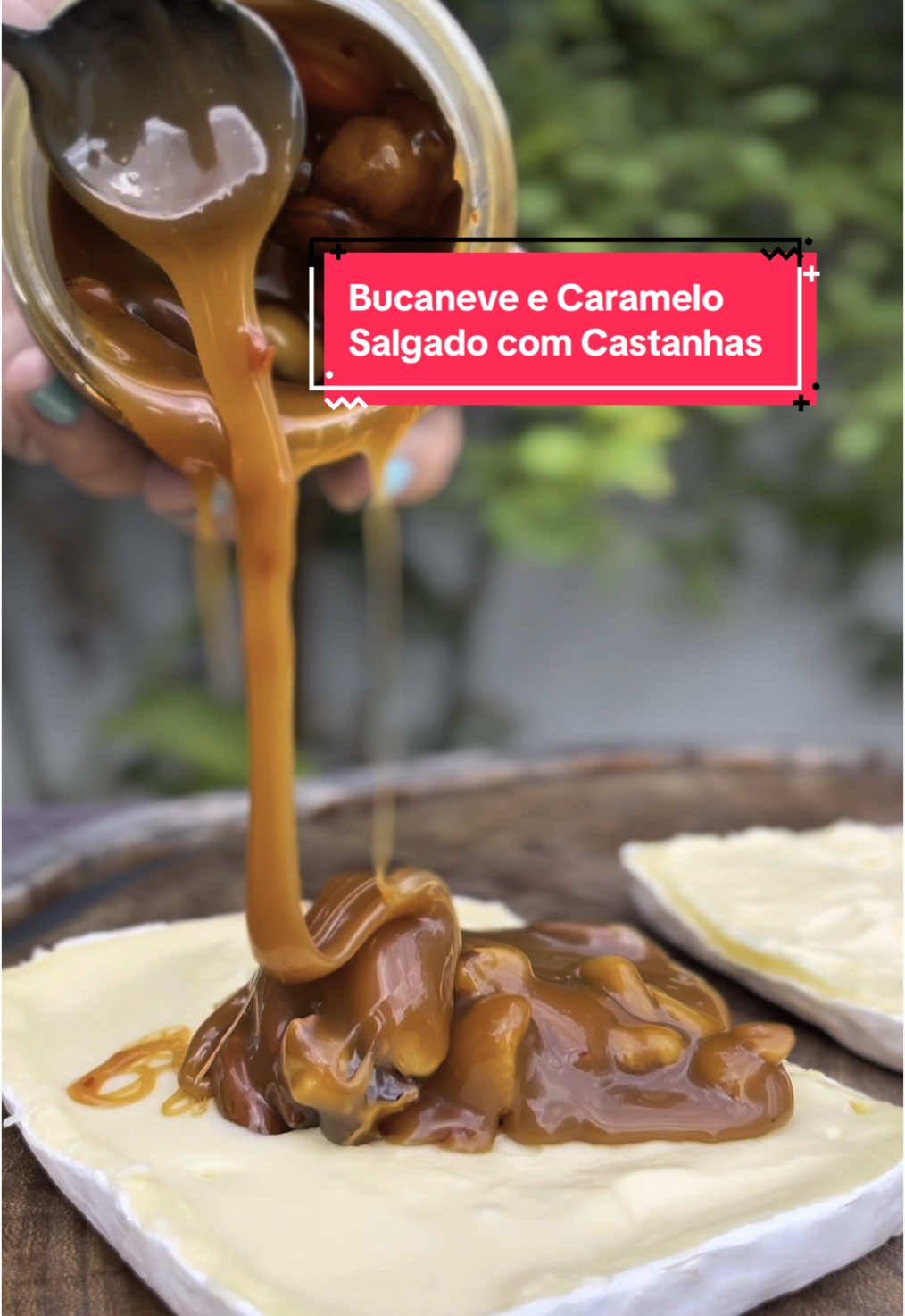 🧀✨ Isso aqui devia ser proibido de tão bom! Esse é o Kit Bucaneve com caramelo salgado e mix de castanhas apimentadas — feito pra quem AMA queijo de verdade. A gente corta o brie artesanal no meio, recheia com essa calda absurdamente boa, fecha como um sanduíche… e morde sem dó. Crocante, cremoso, levemente picante e doce na medida. 👉 Já tá no site. Link na bio! 🚚 Enviamos pra todo o Brasil. #queijoartesanal #brie #caramelosalgado #fusqueijao #receitafacil #gastronomia