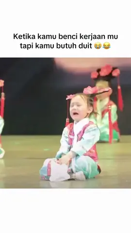 Lucu sekali adik kecil ini. Walau nangis tapi tetap menjalankan tugasnya dengan baik. #lucu #gemes #ngakak #kocak #nangistapimasihnari #danceanakanak 