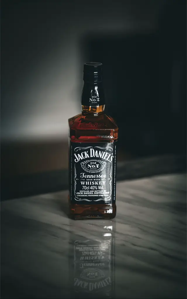 Jack Daniel’s mini shot with the same respect as the full bottle. Rugged, simple, iconic. Feel free to give some tips & tricks for better angles and shots🙏✨ #JackDaniel #Whiskey #shot #productphotography #sonya7iii #fyp 