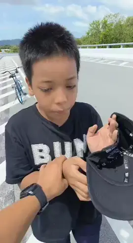 anak siapa nie agaknya .. sampai menanggis budak tu .. pengajaran untuk anak anak di luar sana .. akhirnya polis tersebut lepaskan budak lajak itu tersebut .. #fyp #fypage #fypシ゚ #semogafyp #semogabermanfaat #semogaterhibur #semogafypシ #budakbasikallajak #abampolis #satupengajaran 