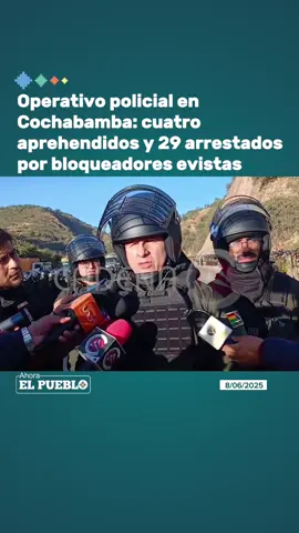 🔴 El comandante departamental de la Policía en Cochabamba, Edson Claure, informó que fue aprehendido un sujeto que portaba 35 mil bolivianos, monto presuntamente destinado a financiar bloqueos. Además, otras tres personas fueron aprehendidas por portar explosivos y se arrestó a 29 individuos, uno de ellos acusado de encabezar el ataque y quema de una ambulancia con heridos. Vía: Cadena A  #bloqueadores #evistas #cochabamba #arrestados #operativo #policias #militares #viral 