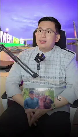 Seorang guru SD di Jambi mendadak viral setelah video jembatan rusak yang ia rekam tersebar luas. Tujuannya sederhana: menunjukkan kondisi infrastruktur yang membahayakan. Tapi alih-alih mendapat dukungan, ia justru diminta minta maaf ke kepala desa, pemkab, bahkan ke bupati. Video itu disebut hanya untuk dokumentasi pribadi, bukan untuk menjelekkan siapapun. Yang bikin makin ramai, ada pejabat daerah yang bilang sudah sewajarnya guru tersebut minta maaf. Ucapan ini langsung disorot publik, bahkan mantan Menteri Kelautan Susi Pudjiastuti ikut bersuara, “Ibu guru sayang tidak perlu minta maaf, kamilah yang harusnya minta maaf.” Banyak netizen pun merasa kecewa. Bukannya mempercepat perbaikan, justru yang mengangkat masalah jadi sasaran tekanan. PLT kepala desa berdalih bahwa rambu larangan sudah terpasang sejak lama dan jembatan itu memang dalam proses perbaikan. Tapi tetap saja, publik merasa ada yang janggal ketika warga yang menyuarakan kondisi lapangan justru diminta menunduk. Kritik bukan untuk menjatuhkan, tapi justru sebagai bentuk kepedulian. Jangan sampai yang bersuara demi keselamatan, malah dipaksa diam.