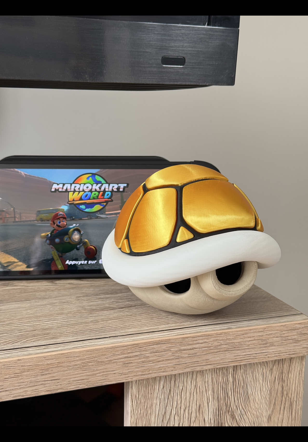 Mario Kart World Gold Shell ! 🎮 Voici le meilleur item du nouveau Mario Kart World ! Elle permet de percuter tous ceux qui sont sur sa route et laisse une traînée de pièces derrière avec à la fin, pas mal de pièces pour atteindre la vitesse maximale dans le nouveau Mario kart World sur Switch 2 ! La nouvelle carapace dorée est disponible sur ma boutique Etsy 🤗 Lien en bio.  Modèle tellement réaliste de @Playco3D imprimé en filament @Polymaker 3D filaments sur mes Bambu @BambulabGlobal  #mariokartworld #mariokart #goldshell #carapacedorée #switch #switch2 #impression3d #3dprinting #3dprint #bambuletsmakeit #videogame