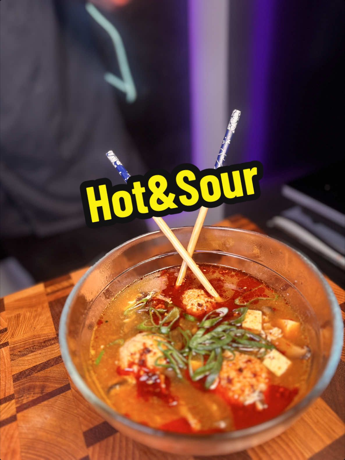 🔥🥢 HOT & SOUR – chińska zupa, która kopie i przytula jednocześnie Rozgrzewa, stawia na nogi i… zostawia po sobie zlew pełen naczyń 😅 Ale warto! Dziś gotujemy wersję na super aromatycznym bulionie z kaczki – głęboki smak, ostrość, kwaśność i chrupiące dodatki. To nie jest zwykła zupa – to przeżycie. 🍜❤️ Składniki na bulion i zupę: 🦆 1 kg porcji rosołowych z kaczki 🧅 2 szalotki 🧄 1 duża główka czosnku 🌶️ 1 duży kawałek imbiru 🌟 6 goździków 🌱 3 cebulki dymki 🍜 50 ml jasnego sosu sojowego 🌑 50 ml ciemnego sosu sojowego 🐟 3 łyżki sosu rybnego 🔥 3 łyżki srirachy lub sambala 🌶️ 1–2 świeże papryczki chili 🎋 1 garść pędów bambusa Opcjonalnie (ale bardzo polecam): 🥄 odrobina cukru (dla balansu) 🥄 skrobia ziemniaczana (do zagęszczenia) 🍶 50 ml (albo więcej 😎) octu ryżowego – kwaśność to klucz! ➡️ Zobacz film i daj znać, czy lubisz bardziej hot, czy bardziej sour 😈👇 Podziel się też swoją wersją – każda kuchnia domowa ma swój sekret! #HotAndSourSoup #ZupaZKaczki #KuchniaAzjatycka #GotujZeMną #zabojczopyszne #gotowanie #polskakuchnia #instafood #przepis #foodlove #homecooking #tastyfood #polishfood