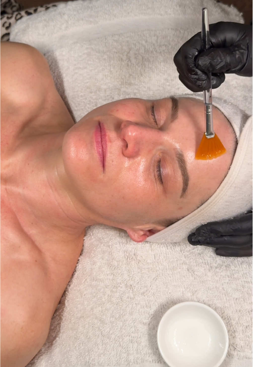 A sneak peak into this glowy custom facial. 💫🧖🏽‍♀️🫶🏻  #asmr #facial #facialtreatment #skincareasmr #relaxingasmr #sleepyvideo #glassskin 