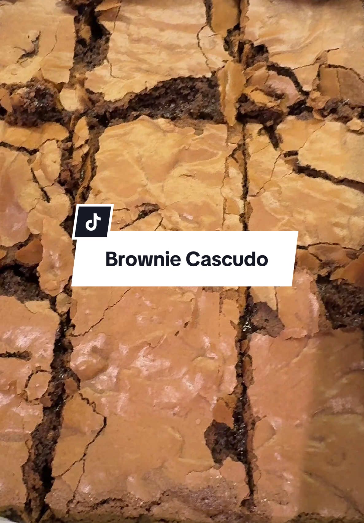 Respondendo a @Xofana ✨ Brownie perfeito com casquinha crocante? Temos! 🍫 Fácil, rápido e impossível comer um só. Salva essa receita porque você vai querer repetir! 🤤 ⠀ 📌 3 ovos 📌 1 e ½ xíc. de açúcar refinado  📌 4 col. de manteiga derretida 📌 2 xíc. de Nescau ou Toddy 📌 2 xíc. de farinha de trigo ⠀ 🔺 180° por 25 min ou até sair pedacinhos no palito nem mto molhado e nem muito seco. ⠀ #B#BrowniePerfeitoR#ReceitaViralT#TikTokMeFezFazerB#BrownieComCasquinhaD#DoceDoDiaR#ReceitaFácilFyp #tiamaresponde 