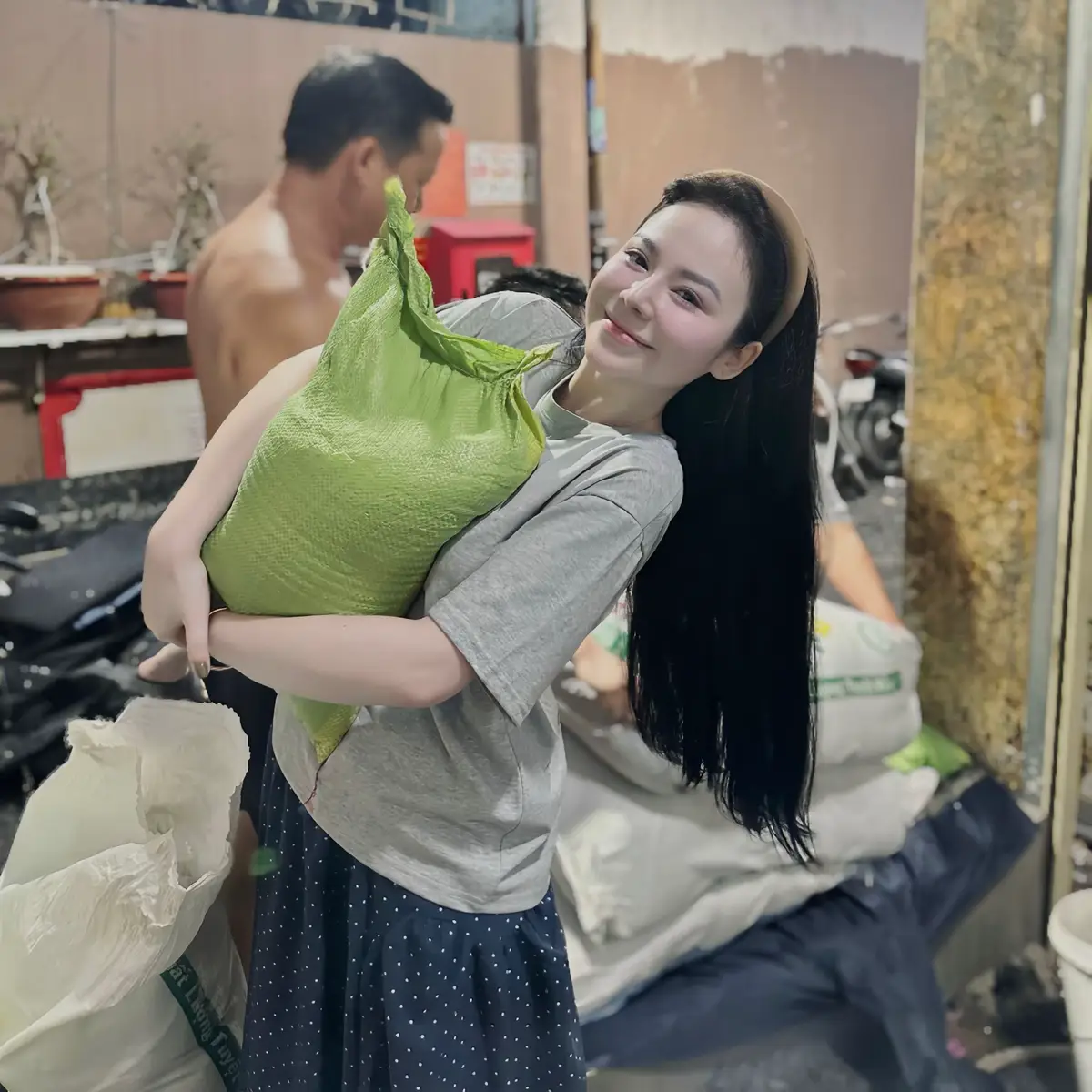 Thực ra bạn đã rất hạnh phúc rồi, được ăn no mặc ấm, không bệnh tật tai ương, thỉnh thoảng còn được ăn ngon, đôi khi còn có thể ngủ đến khi tự tỉnh giấc, thân hình khoẻ mạnh là một phúc khí.  Trong kiếp nhân sinh này, nếu có thể tránh được thiên tai, tránh được chiến tranh loạn lạc, không gặp kẻ xấu, không mắc bệnh hiểm nghèo, thì đã là vô cùng may mắn rồi. Nếu còn có gia đình hòa thuận, thu nhập ổn định, có vài ba người bạn thân, thì đó đại phúc đức rồi. Đừng suy nghĩ hay hơn thua làm gì cả, cứ sống đời an lạc thì cuộc sống bạn ắt bình an. #crystalmeee #CRYSTALCOSMETICS_NGUYỄNÁNHMAI 