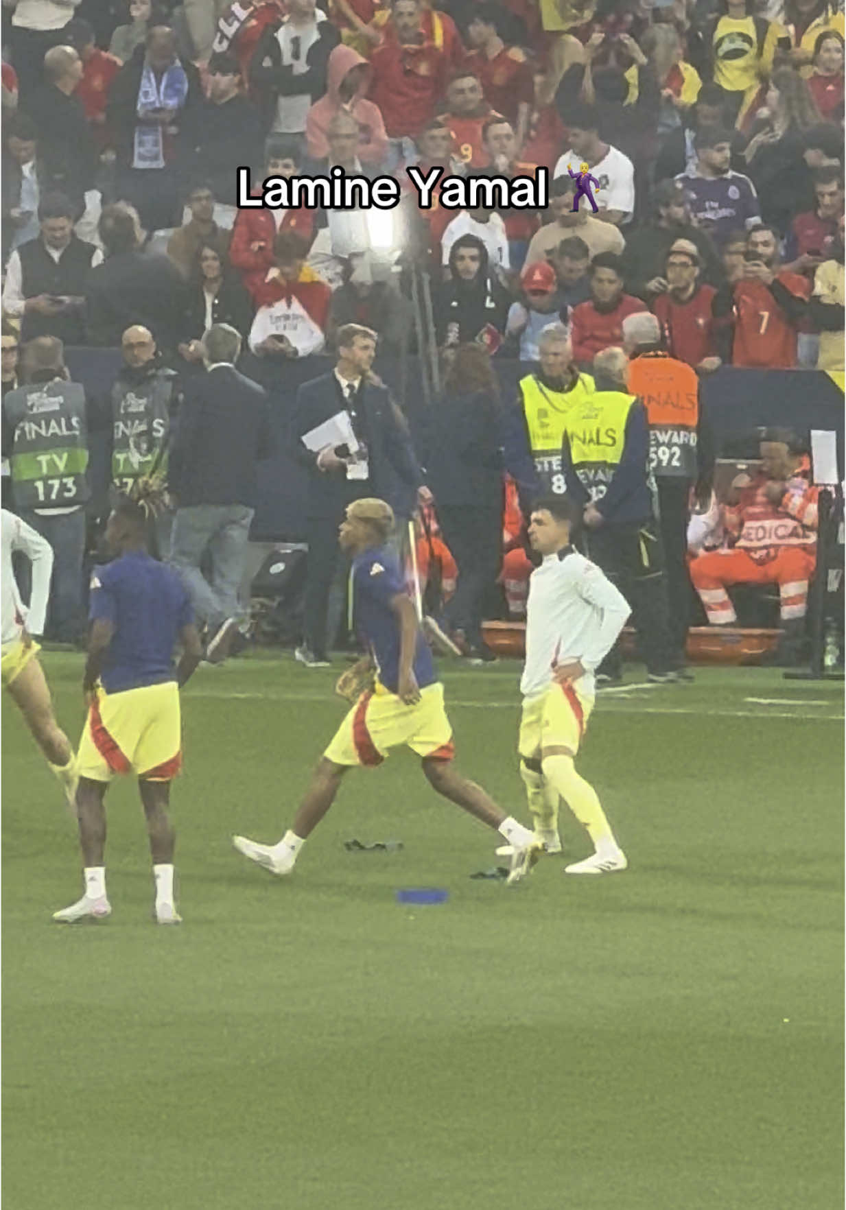 Lamine Yamal calentando previo al partido de Nations League España vs Portugal 🕺 #lamineyamal #españa #nationsleague #portugal #yamal  
