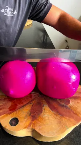 Os ratinhos vão à loucura com o Queijo tipo Gouda e Prato Bola da Val di Fiemme. Produzidos com o puro leite de vacas no terroir da Mantiqueira e maturados com fermentação propiônica, tem as cascas tingidas com corante natural de beterraba e suas massas repletas de olhaduras ( buracos). Além de lindos, são queijos macios e suaves, com notas adocicadas. 😍 Verdadeiras preciosidades disponíveis na loja física e na virtual pelo site www.ceudeminas.com.br🧀🔺 #queijosespeciais  #minasgerais
