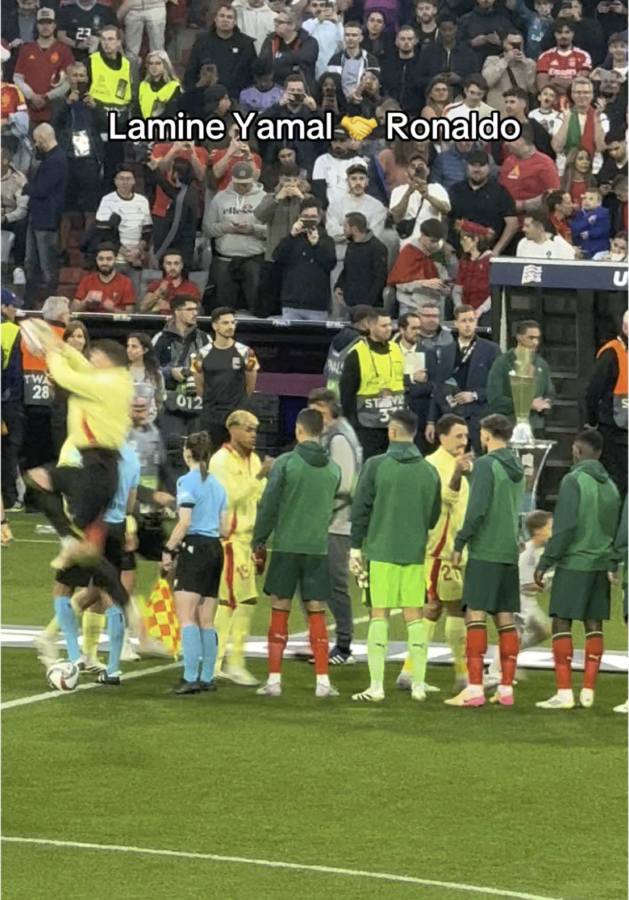 Lamine Yamal saludando a Ronaldo en el partido de Nations League España vs Portugal 🤝 #lamineyamal #españa #ronaldo #portugal #nationsleague 