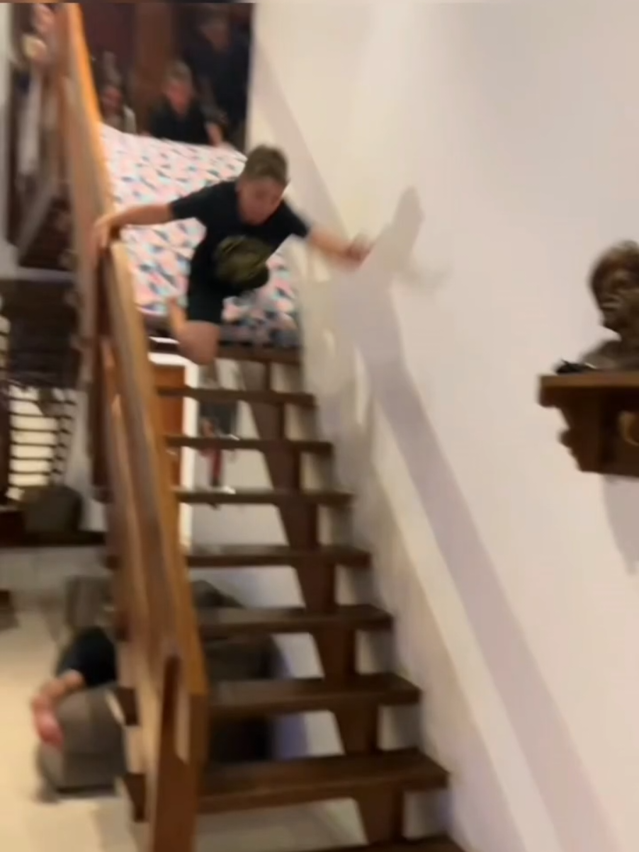 menino caindo da escada  #FunnyVideo #DesafioFail   #EpicFail #VideoEngraçado   #FallMoment #CrashLanding   #ColchãoChallenge #LaughOutLoud   #ChildhoodMemories #StairSlideFail #VideoEngraçado   #CaiuFeio   #DesafioFail   #EscorregaDeColchão   #TentativaFalha   #RindoAté2026   #QuedaÉpica   #SóRindo   #AventurasInfantis   #ComédiaDoDia 