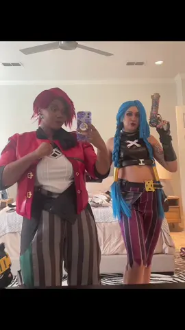 It could alll 💥 🔫💙 Jinx: @Karlita 🦋  👊🏾🩷 Vi: Meee  #dreamcon #fyp #arcane #arcanecosplay 