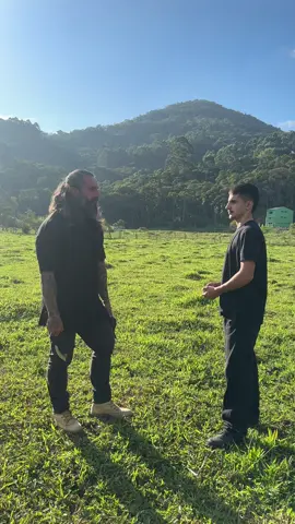 A verdade é que nem  todo homem está pronto para guerra, mas a guerra vai chegar mesmo assim.  Vivemos tempos aonde a maioria dos homens se tornou fraco, frágil, covarde, viciado, distraído e emocionalmente dependente. Mas vou te dizer filhão, mundo real, não perdoa fraqueza.  A qualquer momento tudo pode virar, e quando isso acontecer, só quem estiver preparado vai continuar de pé.  Você sabia que não importa se você é pobre ou rico, casado ou solteiro, crente ou agro, a vida vai te testar? E só sobrevive quem foi preparado para ela.  O verdadeiro guerreiro não grita, ele cala, observa e treina… e quando se levanta, não pede espaço, ele conquista.  Esse tipo de homem não nasce pronto, ele é forjado na dor, na disciplina e na mentalidade certa. Enquanto a maioria corre atrás de prazer, os homens verdadeiros se preparam para vencer batalhas.  Poucos entendem o que eu faço, o que eu ensino, menos ainda vão ter coragem a coragem de me seguir de verdade e agir, mas se você sentiu que isso aqui é contigo, o chamado já foi feito! Em breve 