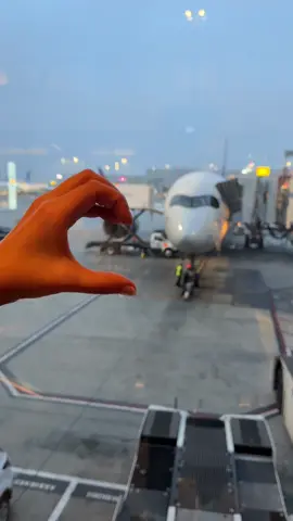 Being a true friend #traveltok #airporttrend #friendship #airport 