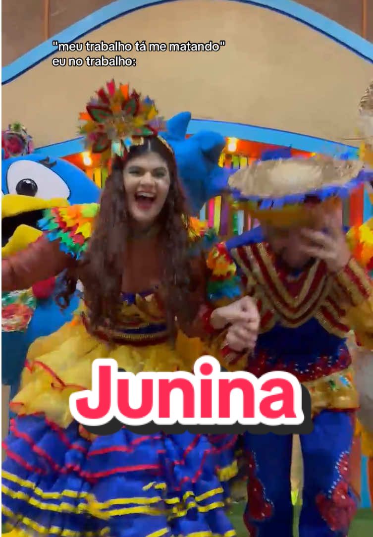 já posso riscar da minha lista: -Dançar quadrilha com a galinha pintadinha ✅ #humor #atriz #personagemvivo #trabalho 