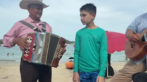 Un gran Palomaso con gran músicos hechandole ganas en las bahías de hermoso @yoamohuatulco . Muchas gracias maestros por sus atenciones! #huatulco #vacation2025 #summerbegins • #beachlife #playa #visitméxico #mexicolindoyquerido #tragosamargos #contodo #mateo #mateolopez #mariachilife #soyamerica #gracias #fyp #foryoupage #huatulcooaxaca #tragosdeamargolicor #playa #playamexicana 