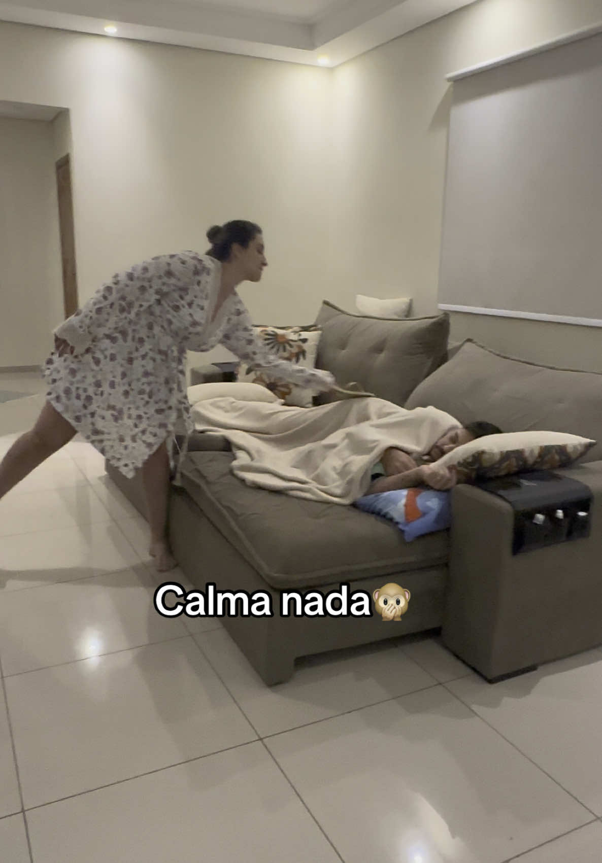 Foi de leve tá ?😅😅🙊😂😂 #reels #instareels #marido #instagram #tiktok #engracado #pegadinha #funny #comedia #risada #trolandomarido #apan #apanha #maridoemulher #meme #trend #tik_tok #video #viral #viralvideo #quarto #cama 