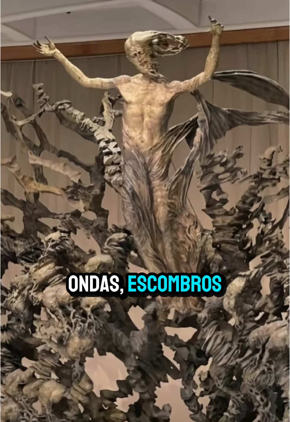 Você já viu a escultura que aparece atrás do Papa em algumas audiências no Vaticano — e que muita gente diz parecer “assustadora”? A obra se chama 