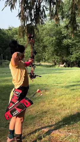 the new string on my bow looks like bubblegum #missmathews #taliahazard #archerytrickshots 