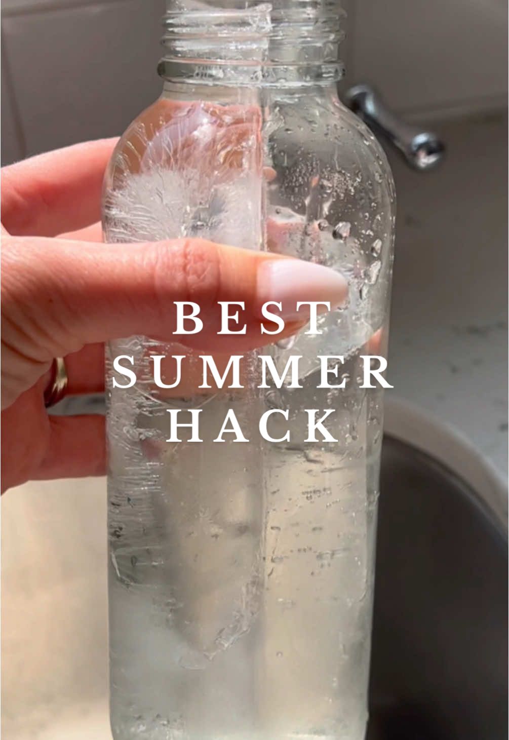 Summer hack for staying hydrated! 💦☀️🧊#asmr #summerhacks #hack #LifeHack #ice #icecube #icewater #hotweather #summervibes #LearnOnTikTok #satisfying #momhack #Summer  