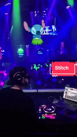 Stitch cantando reggaeton con La Factoría #stitch #stitchlover #reggaeton #reggaetonoldschool #lafactoria #comomeduele 