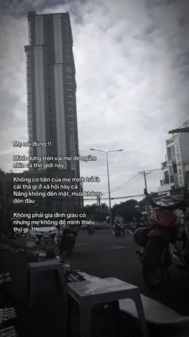mẹ nói đúng! mình đứng trên vai mẹ ngắm nhìn cả thế giới, không có tiền của mẹ mình trả là cái gì ở xã hội này, nắng không đến mặt mưa không đến đầu không phải gia đình giàu có nhưng không để mình thiếu thứ gì#xuhuongtiktok #radiotamtrang #vairal #vairal #tuongtac #xaque #buon 