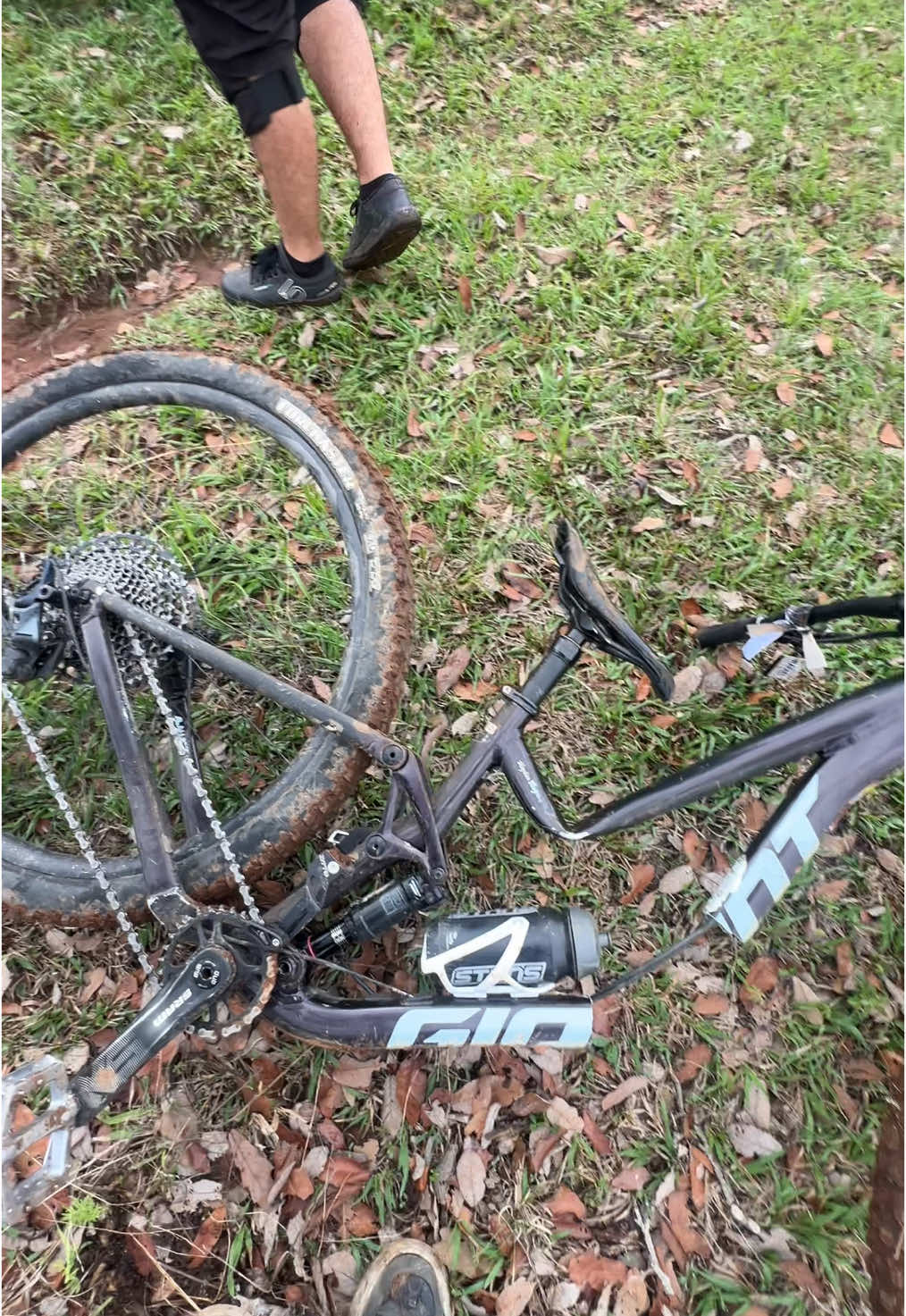 💔                                                    Giant es una marca muy buena y resistente pero esta bici era del 2015 y se le dió un muy buen uso, la utilizaron hasta para brincos de downhill. El dueño le supo sacar provecho al maximo y estoy seguro de que la disfrutó. Pero aún así es triste verla rota. 😭#mtb#bici#fyp#contenido#crash#broken#giant#fyp 