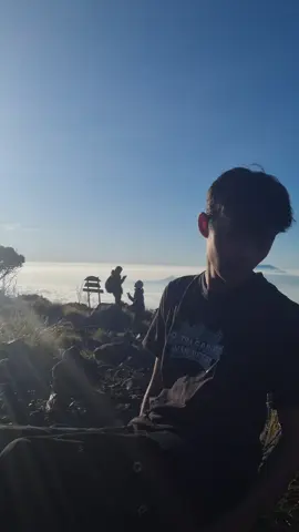 respek bro🙋‍♂️#pendakigunung #pendakiindonesia #gunungsindoro3153mdpl 