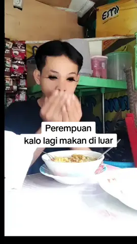 udh gitu kalo diluar gk diabisin pura2 kenyang