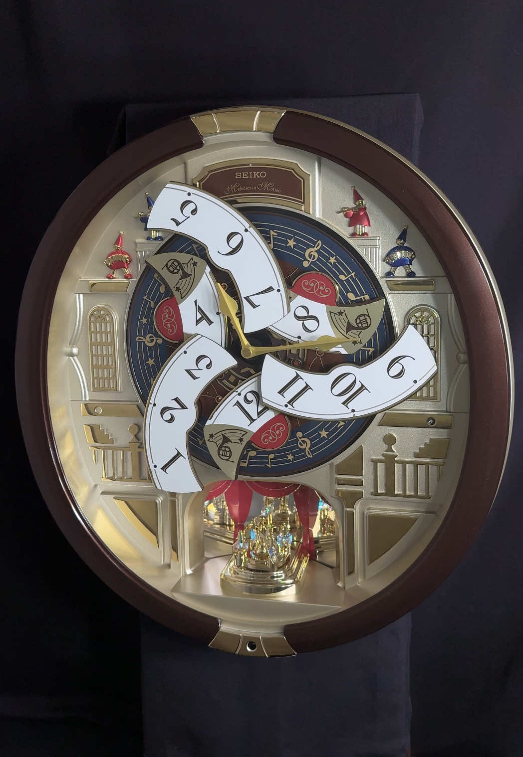 this clock could easily hypnotize me 😵‍💫😍 #amazing #chill #calm #relax #chillmelodies #vibes 
