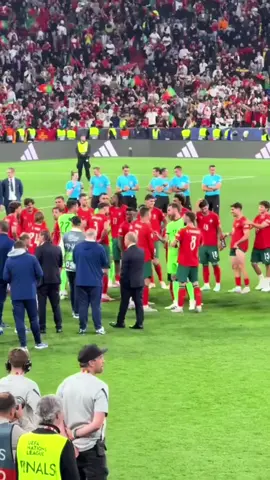 🥹 Thật vui khi thấy các cầu thủ tuyển Bồ Đào Nha luôn yêu mến và tôn trọng Cristiano Ronaldo. Họ công nhận anh là người đội trưởng xuất sắc, là huyền thoại của đất nước 🐐🇵🇹#CR7VN #selecaoportugal #cristianoronaldo #quannameyouself #CR7VN #reelsfb #reelsfbviral #trendingreels #bongda #bongdavuivee #reelsvideoシ