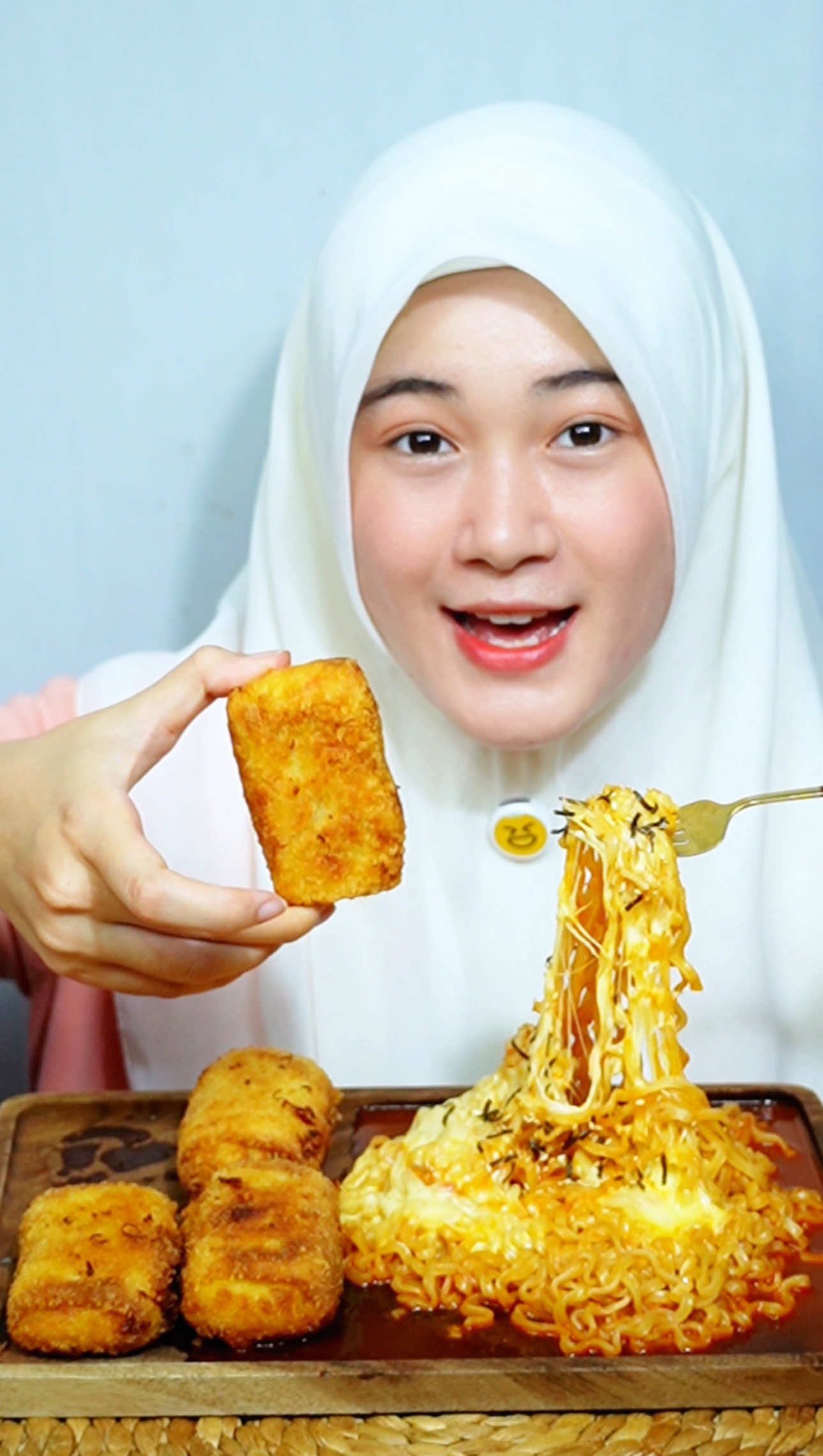 nyobain risol ayam sambal matahnya kak @Cucu Apho ✨ #inicia #iniciamukbang #mukbang #asmr 