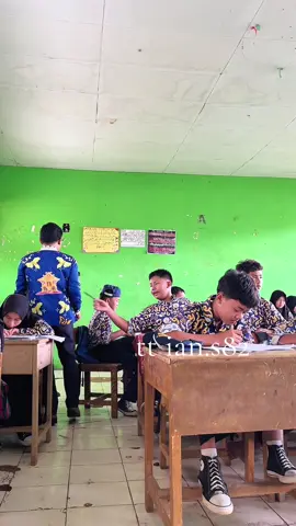 Beginilah resiko kalo ngajar anak sendiri #guru #teacher #tiktokguru #cikgu #mathematics #funny #funnytiktok #funnyvideos 