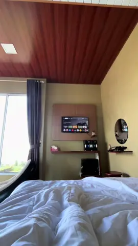 Yang mau staycation ke Wonosobo wajib banget nyobain nginep di sini harga minimal view maksimal 😍 @RR.seroja_homstay  #telagamenjer #viewgunung #wonosobo