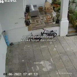 relate ga nih buat cewe² kulotnya sering nyangkut di footstep motor😭😭 || Jangan lupa dengerin lagu Sakit Hati - Kenriz x Yovie #cewe #celanakulot #nyangkut  #footstepmotor #masalahcewek #cctv #fyp #randomvideos  #meme #memestiktok #videolucu #Kenriz #KenrizSakitHati  #KenrizSakTi #kenrizxyovie 