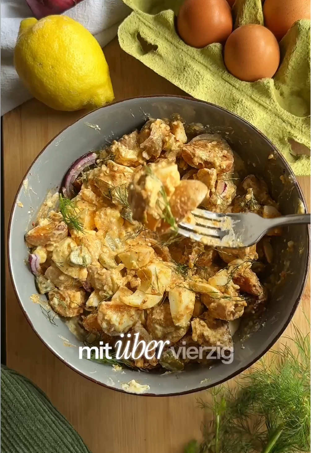 Diesen Crispy Kartoffel Eier Salat musst du einfach probieren! Auch perfekt als Mealprep ✅ perfekt zum Grillen oder als schnelles Feierabend Rezept  Nährwerte pro Portion : 522 Kcal - 50g KH - 46g E - 12g G  Zutaten 2 Portionen: 500g Junge Kartoffeln, roh und geviertelt etwas Olivenöl Mit Salz, Pfeffer und Paprikapulver miteinander vermischen Im Backofen: vorheizen 10-15 Minuten und bei 200° Umluft backen. Als nächstes:  4 Eier kochen  ( Eigelb herausnehmen und das Eiweiß würfeln )  Zum Eigelb geben : 300g Koeniger Frischkäse, Light z.b von Penny  100 ml Gurkenwasser 2 TL Senf  mit Salz und Pfeffer abschmecken  ( wer mag kann die Soße noch pürieren )  Was du noch brauchst:  200g Gewürzgurken  gewürfelt  1 rote Zwiebel, halbiert in Scheiben  frischer Dill, gehackt  Zubereitung: Die Kartoffeln zubereiten und die Eier parallel fest kochen  Das Dressing zubereiten mit den restlichen Zutaten bis auf die Kartoffeln in eine Schale geben, miteinander vermengen und zum Schluss die fertigen Kartoffeln darüber geben.  Folge mir gerne zum Thema erfolgreich abnehmen!  #abnehmen #abnehmrezepte #rezepte #rezeptideen#grillen #salat #salad #highprotein #crispy #kaloriendefizit