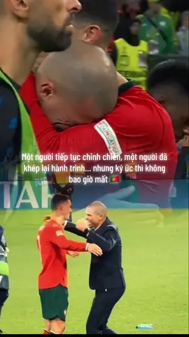Có những khoảnh khắc khiến cả thanh xuân ùa về...🖤 Ronaldo – vẫn là người hùng trên sân cỏ.⚽️ Pepe – không còn là lá chắn thép năm xưa, nhưng hôm nay, anh là người trao chiếc cúp vào tay người từng cùng mình đi qua bao trận chiến. Một cái ôm. Một ánh nhìn. Không cần nói gì thêm... Vì những năm tháng máu lửa ấy, họ đã hiểu nhau bằng cả trái tim.🖤🏆 ——————— #CR7 #ForçaPortugal #pepe #HuyềnThoạiSống #Ronaldo #goat🐐 #uefanationsleague #bodaonha🇵🇹 #King #football #TheLastDance 