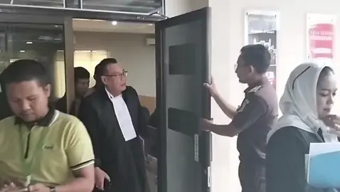 MUARA ENIM, DETIKSUMSEL.COM--Pengadilan Negeri(PN) Kelas 1 B Muara Enim kembali gelar persidangan kasus tambang ilegal dengan terdakwa Dewa Thomas(20). Persidangan tersebut dipimpin oleh Hakim Ketua Ari Kurniawan, S.H. yang beranggotakan Miryanto, S.H., M.H. dan Sera Ricky Swanri S, S.H. serta Jaksa Penuntut Umum (JPU) Kejaksaan Negeri (Kejari) Muara Enim, Risca Fitriani, S.H. Rabu (26/03). Melalui pengacara terdakwa Wakil ketum Peradi Zul Arman, S.H., M.H di dampingi Wiwik Handayani S.H., M.H dalam pledoi singkatnya menyampaikan, pertama – tama kami tim penasehat hukum terdakwa Dewa Thomas bin Warsan mengucapkan terima kasih kepada majelis hakim karena telah memberikan kesempatan kepada kami untuk menyampaikan pembelaan dalam perkara ini. Setelah membaca dan mempelajari surat tuntutan (Requisitoir) jaksa penuntut umum yang disampaikan pada persidangan sebelumnya pada tanggal 02 Juni 2025. Kami selaku penasehat hukum terdakwa berpendapat cukup alasan untuk mengajukan pembelaan atas tuntutan jaksa penuntut umum. “Bahwa terdakwa merupakan Mahasiswa yang pada saat  persidangan ini digelar masih merupakan Mahasiswa aktif, berkuliah faktual hukum, sebagaimana dalam surat tuntutan umum, terdakwa didakwa turut serta melakukan tindak pidana adalah baru berusia (17) tahun dan masih duduk di bangku sekolah menengah atas (SMA),” Ucap kuasa hukum terdakwa. Lanjutnya, bahwa tidak benar jika terdakwa telah melakukan perbuatan pidana sebagaimana yang didakwakan dan kemudian dituntut oleh jaksa penuntut Umum dengan pidana penjara 5 (lima) tahun dan di pidana denda sebesar Rp. 50.000.000.000 (Lima Puluh Milyar Rupiah) subsider 6 (enam) bulan kurungan dipotong masa tahanan dengan perintah agar terdakwa tetap ditahan, melanggar pasal 158 UU No 3 Tahun 2020 tentang perubahan atas Undang-undang No.4 tahun 2009 tentang pertambangan mineral dan batubara Jo. Pasal 55 ayat (1) ke 1 KUHP, sungguh ironis nasib terdakwa,” ucap Zul Arman. Masih kata Zul Arman S.H., M.H bahwa terdakwa yang duduk di kursi panas baru berusia (20) tahun, sekarang harus menerima kenyataan pahit dalam perjalanan hidupnya dimana terdakwa diadili karena dianggap telah melakukan perbuatan yang justru merugikan negara yakni telah turut serta melakukan usaha pertambangan tanpa izin usaha pertambangan (IUP). “Hak ini telah merenggut masa muda terdakwa yang sebelumnya telah mengharumkan nama bangsa dan daerah Kabupaten Muara Enim, Provinsi Sumatera Selatan, dengan mengikuti Mandalika Racing series Tahun 2024 dan Turnamen Racing lainya,” ungkapnya. Sementara itu Wiwik Handayani S.H., M.H Kuasa hukum terdakwa yang mendampingi ikut serta membacakan pledoi terdakwa, dalam kesimpulan bahwa setelah kami uraikan pembelaan secara mendalam maka sampailah pada kesimpulan atas perkara ini. Bahwa penuntut umum tidak dapat membuktikan Unsur-unsur yang terdapat dalam dakwaan pertama maupun yang kedua. Bahwa benar terdakwa tidak pernah berada di lokasi, Stockpile penambangan batu bara yang dikelola oleh kakak kandung terdakwa. Bahwa benar pada waktu terjadi tindak pidana penambangan Batu bara terdakwa masih berumur 17 Tahun dihitung dari dakwaan Jaksa penuntut umum. Bahwa terbukti secara hukum terdakwa pada waktu persidangan di Pengadilan Negeri Muara Enim baru berusia 20 Tahun. Bahwa terbukti secara hukum seluruh saksi persidangan tidak pernah melihat terdakwa berada di lokasi pertambangan dan Stockpile. Bahwa terbukti secara hukum dalam perkara pidana terdakwa melanggar pasal 20 UU No.11 Tahun 2012 tentang sistem peradilan Pidana. Bahwa terbukti secara hukum melanggar Undang-undang dapat dikenakan sanksi pidana dalam ketentuan pasal 421 kitab Undang-undang Hukum pidana. Bahwa terbukti di persidangan jaksa penuntut umum dalam membuat dakwaan tidak teliti dan cermat lebih khusus lagi mengenai batasan umur terdakwa untuk diajukan ke persidangan,  perkara dimana jelas jaksa penuntut umum menyebutkan dalam surat dakwaan nya usia terdakwa masih berusia 20 Tahun. Untuk itu kami tim kuasa hukum terdakwa mengajukan keberata