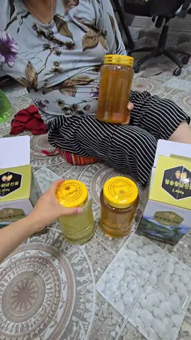 Về quê một chút, ăn bữa cơm mẹ nấu… để thấy mình không đơn độc. Đã hai tháng kể từ sau trận cháy rừng thiêu rụi hết tài sản, bao nhiêu cố gắng tích cóp gần như tan thành tro bụi. Giữa những ngày chông chênh nhất của cuộc đời, hôm nay tôi quyết định trở về quê – về bên mẹ. Chỉ cần một bữa cơm mẹ nấu, một ánh nhìn dịu dàng, một cái ôm siết chặt, lòng tôi bỗng nhẹ đi rất nhiều. Mẹ chẳng hỏi nhiều, chỉ lặng lẽ nấu nồi canh cá quen thuộc, dọn mâm cơm đơn sơ như bao năm vẫn vậy. Nhưng với tôi, đó là cả bầu trời ấm áp, là nơi duy nhất trên đời khiến tôi cảm thấy mình vẫn còn nơi để quay về, để được yêu thương mà không cần mạnh mẽ. Có lẽ sau tất cả, chỉ có vòng tay mẹ và gia đình mới là chốn bình yên thực sự. Tôi biết, từ đây con đường phía trước vẫn còn rất dài và đầy thử thách. Nhưng nhờ có mẹ, tôi đủ can đảm để đứng dậy lần nữa – từng bước, từng ngày, gây dựng lại cuộc sống của chính mình. Về quê một chút, ăn bữa cơm mẹ nấu… để thấy mình không đơn độc.